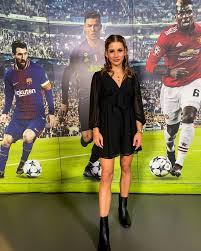 „wir haben den,fantalk' erneut weiterentwickelt, in thomas helmer und laura papendick zwei starke moderatoren. Jana Wosnitza Dienstag Geht S Weiter Fantalk Facebook