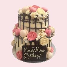 Purple, blue and white elegant drip cake complete with flowers, chocolate bark and macaroons. Vintage Macaron Roses Wedding Cake Anges De Sucre