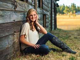 35 Astounding Senior Picture Ideas Slodive Outside Senior Pictures Photography Senior Pictures Girl Senior Pictures