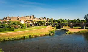 La réalisation du canal latéral à la garonne, dont le projet avait été proposé par vauban dès 1686, sera terminé seulement en 1856, en permettant enfin la jonction parfaite des deux mers. Velo Canal Midi Le Canal Du Midi A Velo Velo France Allibert Trekking