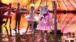 Check out all the amazing performances on the masked singer! Ein Kamel Setzt Sich Auf Eine Frau Sie Beisst Ihm In Die Hoden Stern De