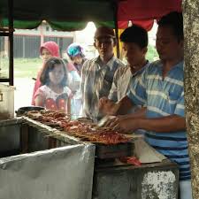 Biasanya bumbu oles sebelum dibakar merupakan salah satu yang menentukan enak atau tidaknya bakso bakar. Bakso Bakar Adi Rasa Kabupaten Aceh Besar Aceh Da Fotograflar