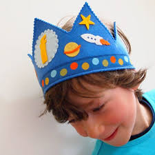 Handmade Birthday Crown For Boy Our Birthday Crowns Have Been Featured In Mothering Magazines Best Natural Toys Verjaardag Kronen Feestmutsen Vilten Kroon
