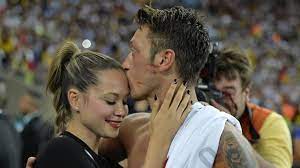 Mandy, londra'da mesut özil'in evinden taşındı. Mandy Capristo Zeigt Grosse Und Gratuliert Ex Mesut Ozil Zur Hochzeit
