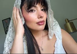 Lana Del Rey Veil Outfit