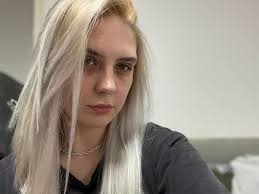 Waar is Vanessa? Weet iemand het? Vanessa's role is to open her lips and  spread charm. Which is no small feat. She can do that! As far as I know,  she can