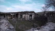 Yakın arkadaş olan yılmaz ve sinan, ecinni isimli film için çekilen videodaki hikayeden oldukça etkilenir. Ecinni Tilsimli Mezar Dailymotion Video