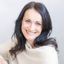 Eliza Porter's Instagram, Twitter & Facebook