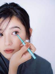 インライン 下まぶたに7mm入れてきりっとした印象に 意志ある顔 を叶える超簡単プロセス oggi jp 下まぶた メイク アイメイクの仕方 メイクの仕方