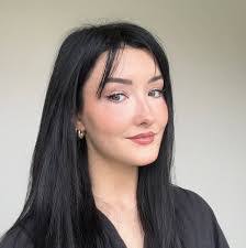 Bethany Tomlinson's Instagram, Twitter & Facebook