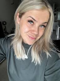 Hello. I am looking for a full time job in south Tenerife. I live in  Tamaimo and I have a category B driving license and own a car. All the  necessary papers