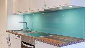 Gestalten sie ihre küchenrückwand oder herdspritzschutz aus glas mit wunschmotiv nach maß, auch led beleuchtet küchenrückwand glas nach maß. Spritzschutz Glas Kueche In Der Trendfarbe Smaragdgrun Harald Maier