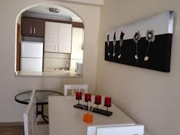 Distribuido en una habitación, baño, cocina, comedor y piscina comunitaria. Alquiler De Pisos De Particulares En La Ciudad De Los Alcazares