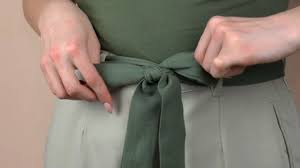 The curls will bunch up beautifully over the knot, covering it (yay!) and some curls cascade down, giving the bow a nice shape. How To Tie A Pants Bow Youtube