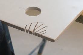 Fliesen schneiden mit dem nassschneider oder einem winkelschleifer (flex) werden nun mehrere kleine schnitte von der schnittkanten bis zur angezeichneten rundung gesetzt. Fliesen Rund Schneiden Der Ausschnitt Am Fliesenrand Tipps Tricks Vom Fliesenleger Fliesen Legen Diybook At