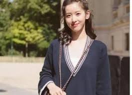 中文名：马云 外文名：jackma 别名：风清扬(阿里内部的花名) 国籍：中华人民共和国 民族：汉族 出生地：浙江省杭州市 出生日期：1964年9月10日 籍贯：浙江嵊州谷来镇，后父母移居杭州 学历：本科 血型：o型 妻子：张瑛 äº¬ä¸œè€æ¿å¨˜å¤ªæƒŠè‰³ çœ‹å®Œé©¬äº'è€å©†å¹´è½»æ—¶çš„ç…§ç‰‡ ç½'å‹ é©¬äº'èµ¢äº†