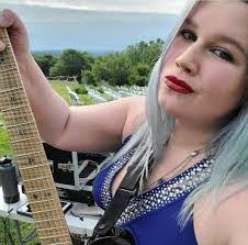 Lee Bessette's Instagram, Twitter & Facebook