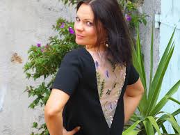 Robe longue ou sous le genoux, avec ou sans manche, cintrée à la taille ou robe dos nu taille basse, robe à capuche avec dos ajustable pour un décolleté encore plus échancré, robe nouée autour du cou ou à bretelles croisées dans le dos, robe. Pin On Dos Nus