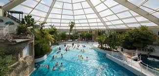 De huisjes worden een laatste keer gepoetst, het water in het zwembad is op temperatuur. Center Parcs Belgie De Leukste Parken En Regio S Gezin Op Reis
