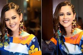 Momen ketika cut meyriska memotret makanannya ini diabadikan oleh sahabatnya. Dekat Dengan Roger Danuarta Ini 5 Sinetron Cut Meyriska Di Era 2000an