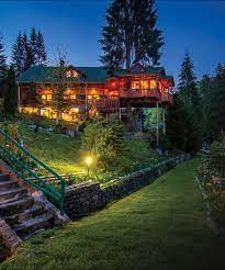 Ne asumăm încă de la bun început că topul nostru nu are pretenția de se autointitula o selecție desăvârșită, exhaustivă, ci mai degrabă o înșiruire de alegeri subiective a cărei umilă ambiție a fost aceea de a nu lăsa nemulțumite. Top 35 Locuri De Cazare De Vis Din Romania Blogu Lu OtravÄƒ