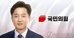 이준석 국민의힘 대표가 11일 문재인 대통령이 축하 전화를 한 것을 못 받았다가 뒤늦게 통화를 했다. R Aekvlltg55m