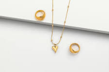 Gold jewelry on white background | Premium Photo