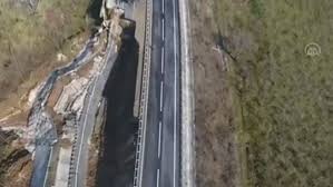 Noi alunecări de teren lasă oamenii fără case. O AutostradÄ Din Turcia SurpatÄ Din Cauza Unei AlunecÄri De Teren Stiri Md Stiri Md