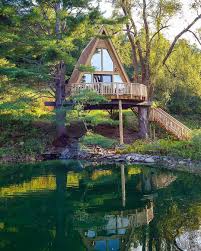 L Immagine Puo Contenere Albero Abitazione Pianta Ponte Cielo Spazio All Aperto Acqua E Natura Beautiful Tree Houses Tree House Deck Tree House Designs