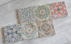 Bringen sie danach alle zusammen, um die tischplatte damit zu bedecken oder beispielsweise einen mosaik tisch daraus zu basteln. Diy Vintage Fliesen Selber Machen Schon Bei Dir By Depot
