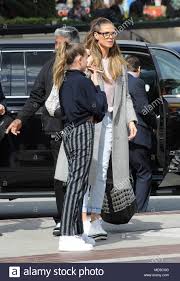 Das verhältnis zwischen heidi klum und ihrem vater günther gilt als angespannt. Heidi Klum Bei Der Ankunft Im Americas Got Talent Zeigen In Pasadena Mit Ihrer Tochter Leni Co Richter Simon Cowell Auch Bei Der Ankunft Im Show Mit Heidi Klum Leni Wo Pasadena