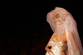 Claudia schiffer has featured on over 500 magazine covers, and has also made numerous tv and film appearances. Brautmode Fur Ja Sagerinnen Mode Faz
