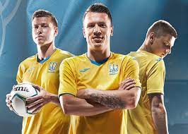 Tras haber dado el visto bueno, ahora la uefa pide a ucrania que elimine de su camiseta el polémico lema nacionalista 'gloria a los héroes'. Camisetas Joma De Ucrania 2020 21