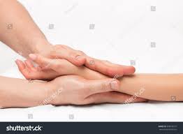 hlazení masáž rukou zblízka na bílém pozadí