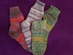 Eine anleitung zum stricken erklärt, wie handarbeitsfreunde vorgehen müssen, um am ende eine fertige mütze, einen socken oder eine tischdecke in den händen zu halten. Socken Stricken Wie Oma Mit Ganz Einfacher Anleitung