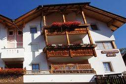 Alpine residence villa adler la vacanza perfetta ai piedi del plan de corones, nel cuore delle dolomiti l'alpine residence villa adler offre appartamenti e suite nel centro di san vigilio di marebbe dando la possibilità ai propri ospiti di usufruire della comodità e della libertà di un appartamento senza rinunciare alla qualità e ai. Appartamenti San Vigilio Di Marebbe E Dintorni