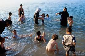 Maka allah mengeluarkannya dari negerinya dengan selamat, dan membinasakan mereka di bumi mereka dalam keadaan hina. Apa Sih Yang Dimaksud Dengan Laut Mati Atau Dead Sea Itu