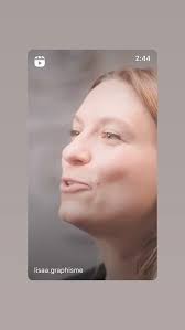 Les designeuses Olivia Grandperrin et Camille Baudelaire présentent leur  création de carte de vœux à composer soi-même avec ses stickers ludiques et  colorés. Une collaboration entre l'Atelier Baudelaire, le studio Arp is