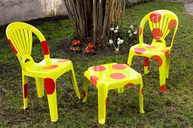 Leur dossier épouse parfaitement le dos. Repeindre Des Chaises De Jardin En Pvc Diy Family