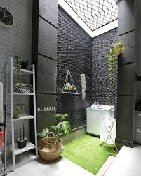 Ruang Servis Enggak Melulu Tampil Berantakan Hiasi Ruang Servis Dengan Cantiknya Batu Alam Dan Hijauny Home Room Design Tiny Laundry Rooms Laundry Room Design