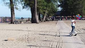 Batu burok beach resort is situated on the fringes of kuala terengganu town center. Pantai Batu Buruk