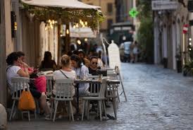 À partir de lundi 9 août, il est étendu (pour les plus de 18 ans) aux cafés, restaurants, avions, trains, autocars. Update Is Italy Planning To Follow France In Requiring A Covid Green Pass For Bars Restaurants And Events The Local