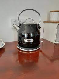 Thoroughly modern but still with a hint of retro style, this cute kettle is bang on trend and will help make your kitchen the envy of your friends. 1 25l Electric Kettle Kitchenaid
