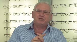 Sidney Oliveira estrela nova campanha das Óticas Ultrafarma