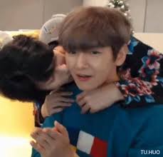Heechul grabbed baekhyun and sat him down on his lap before speaking. On Twitter Baekhyun And Heechul Kissing Each Other S Cheek And It S A Live Broadcast What More Do They Do Offcam