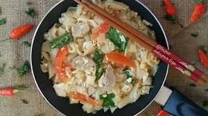 Rebus kwetiau dengan sedikit minyak hingga matang, tiriskan. Kwetiau Goreng Dimanaja Com