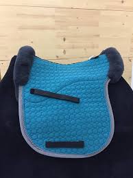 The mattes fellsattel is a popular choice for trail riders due to the above and that it offers much greater security when compared to an english saddle. Mattes Island Satteldecke 2013 Mit Fellkranz Vorne Und Hinten Championrider Onlineshop