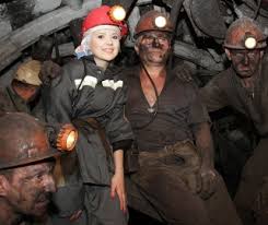 У китаї врятували шахтаря, який протягом двох шахтарі, що третій тиждень протестували під землею на чотирьох шахтах криворізького залізорудного комбінату, пристають. Potribni Shahtari V Chehiyu Jobwest Com Ua