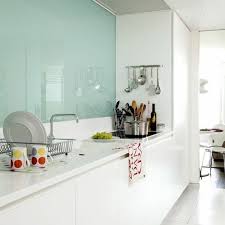 Kuchenruckwand Aus Glas Der Moderne Fliesenspiegel Sieht So Aus Fliesenspiegel Moderne Kuche Kuchenruckwand