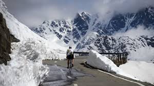 Começamos na suiça na cidade caracteristica de bellinzona , com seus imponentes castelos, é a última demonstração de defesa militar medieval nesta zona. 12jun2013 Ciclista Suico Atravessa Montanhas Cobertas De Neve Na Fronteira Entre A Suica E A Italia Por Conta Da Neve Fora Do Comum As Estradas Que Cruzam As Montanhas Foram Fechadas Para Carros Por 1371068798300 1920x1 Brabbu Design Forces